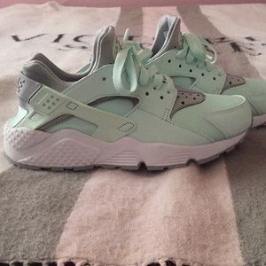 Mint green and grey Nike hurache size 6.5